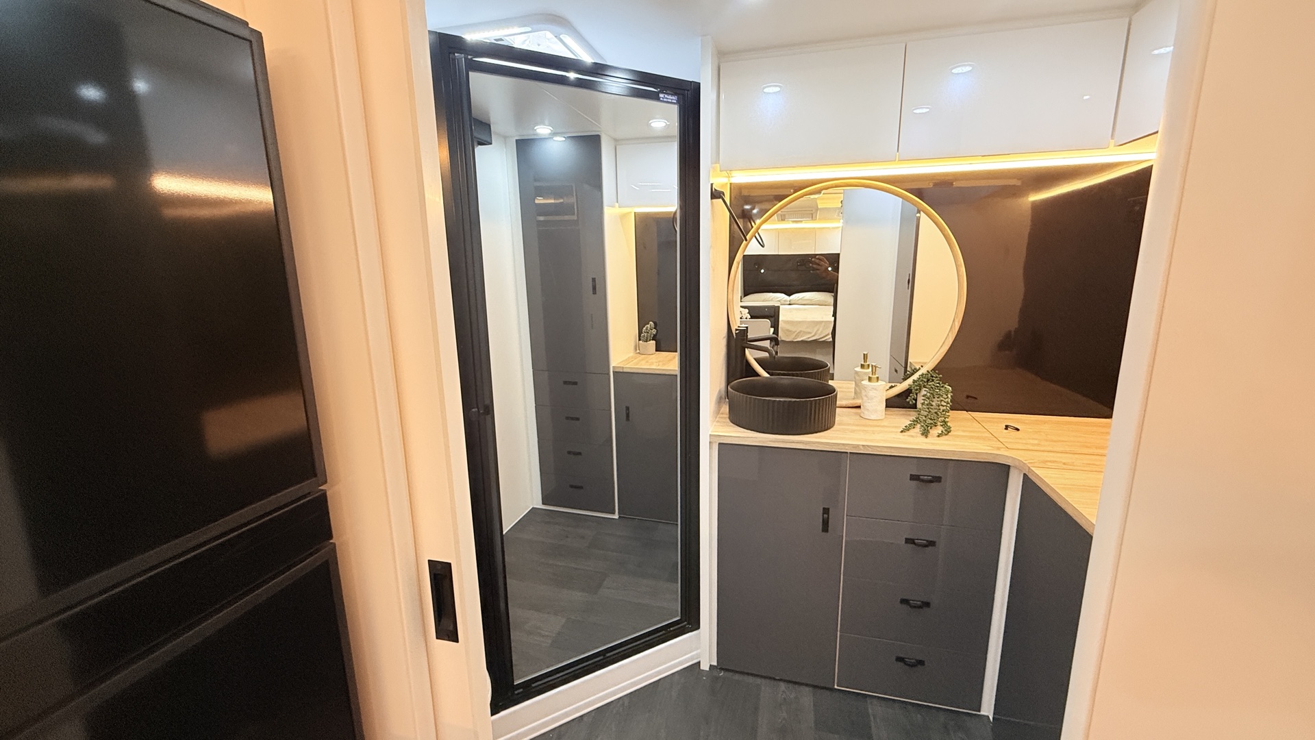 Tanzanite 21 Interior Detail